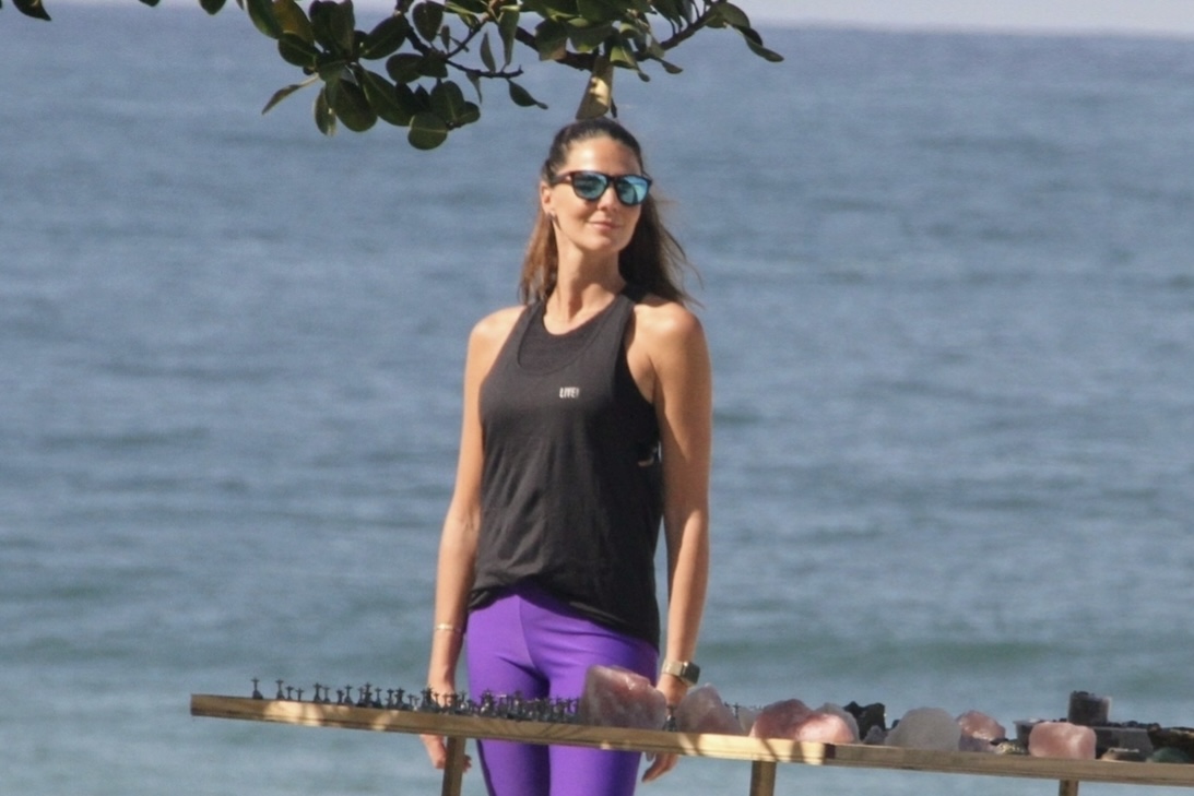 Daniella Sarahyba caminha e tira fotos na orla da praia no Rio
