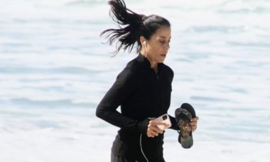 Mônica Teixeira se exercita em dia de praia no Rio