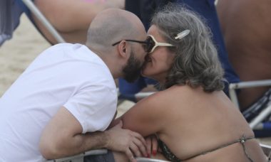 Maria Cândida surge em clima de romance em praia da Barra da Tijuca
