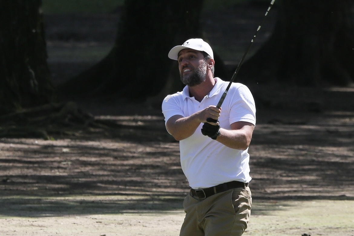 Rodrigo Lombardi joga golfe no Rio de Janeiro
