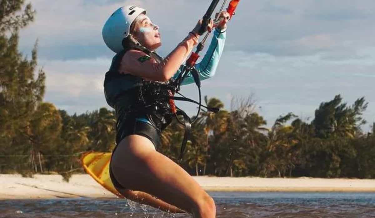 Duda Reis surge praticando kitesurf no Ceará: 'liberdade'