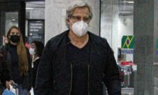 Edson Celulari desembarca em aeroporto no Rio de Janeiro