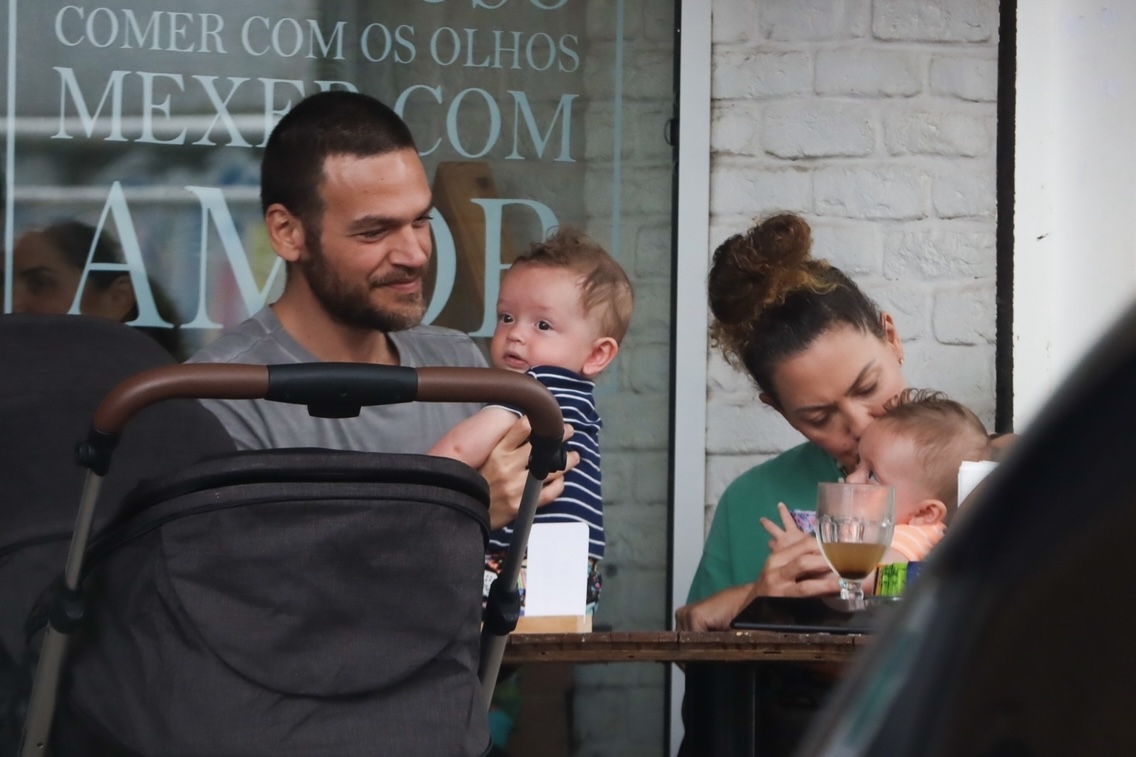 Fabiula Nascimento e Emilio Dantas passeiam com os filhos no Rio de Janeiro