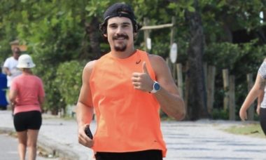 Nicolas Prattes corre na orla da Barra da Tijuca