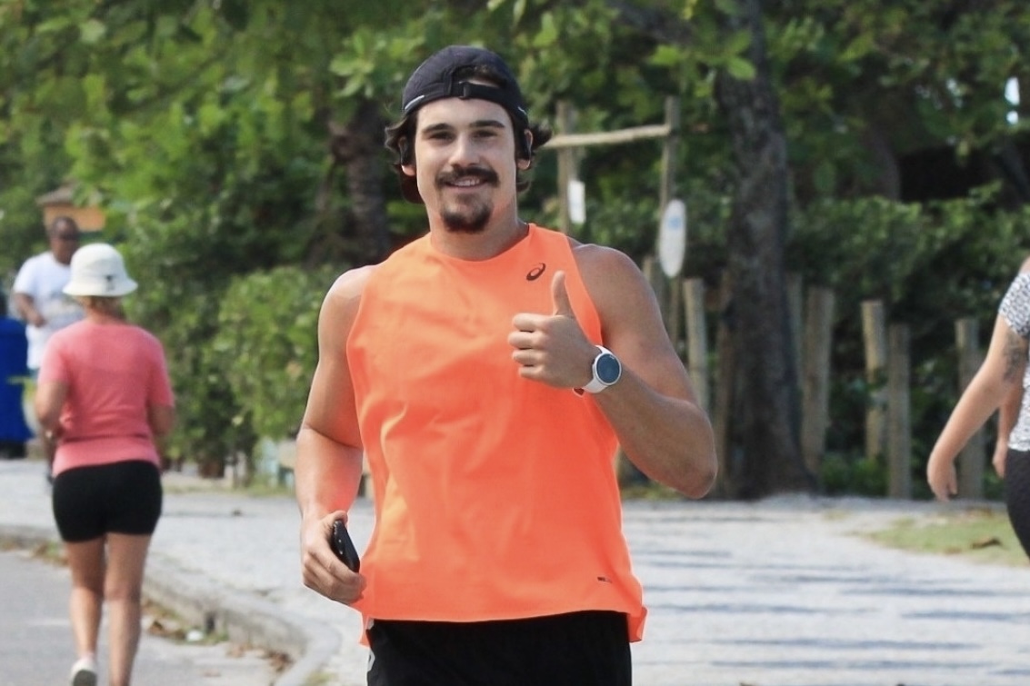 Nicolas Prattes corre na orla da Barra da Tijuca
