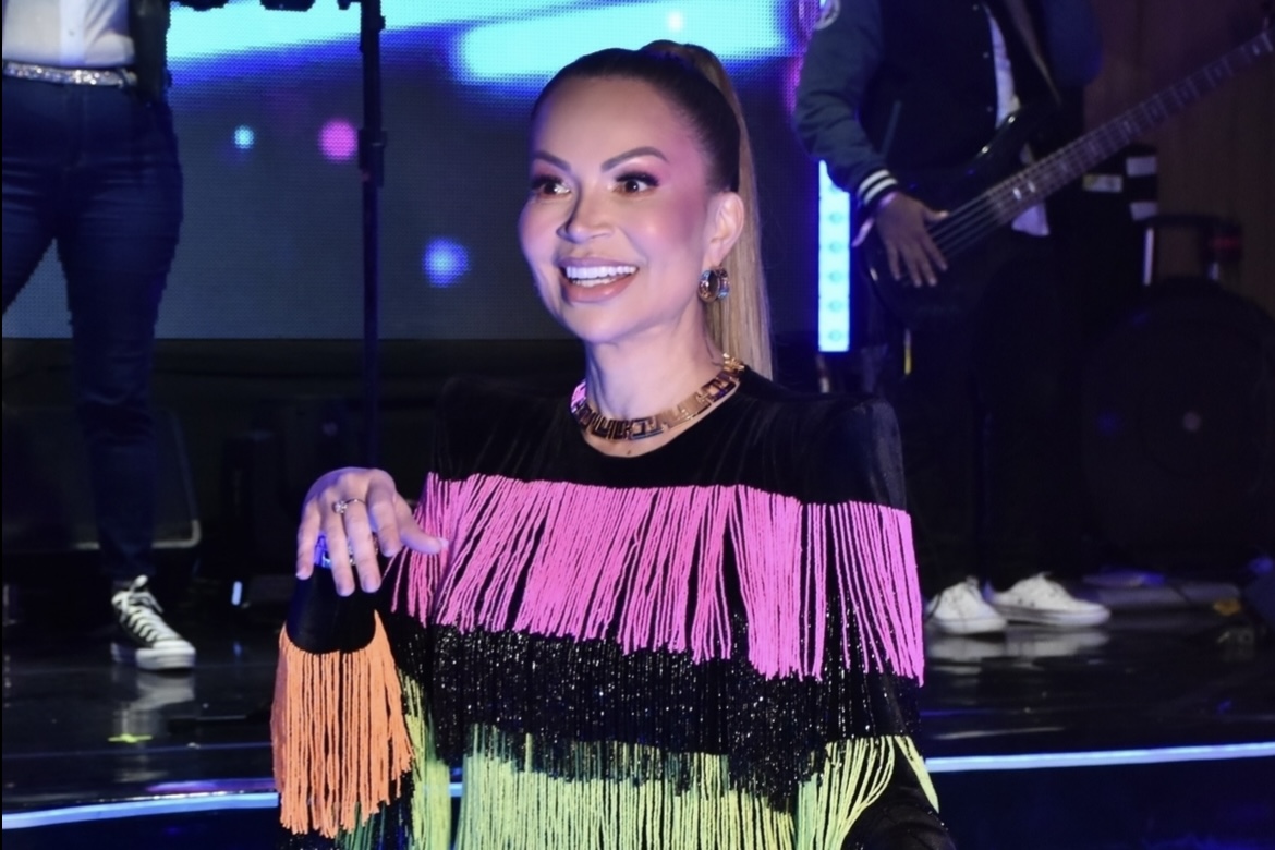 Solange Almeida comemora aniversário com balada temática