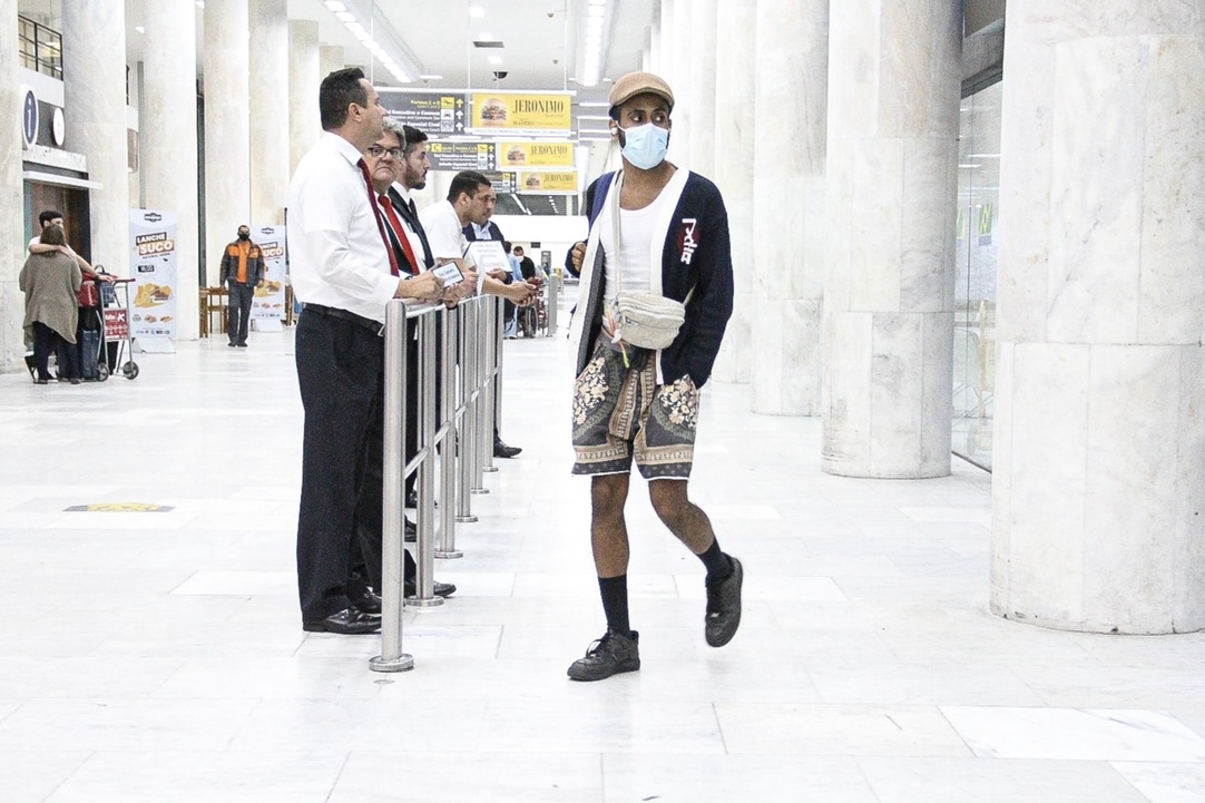 Ícaro Silva desfila com look estiloso por aeroporto do Rio