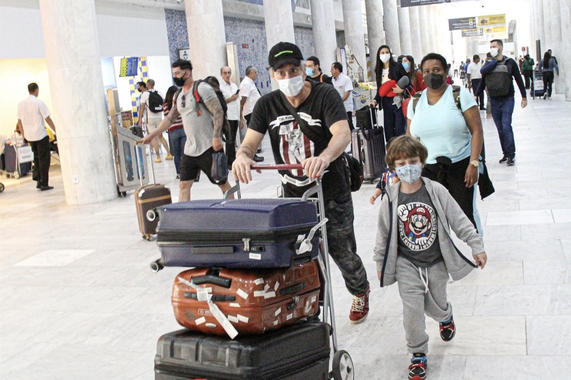 Alexandre Nero busca filhos em aeroporto do Rio