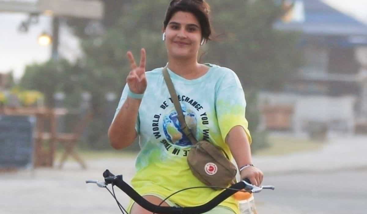 Giulia Costa surge andando de bicicleta pela Barra da Tijuca
