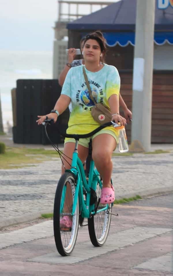 Giulia Costa surge andando de bicicleta pela Barra da Tijuca (Foto: Fabricio Pioyani / AgNews)