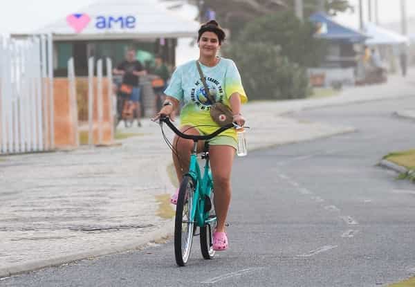 Giulia Costa surge andando de bicicleta pela Barra da Tijuca (Foto: Fabricio Pioyani / AgNews)