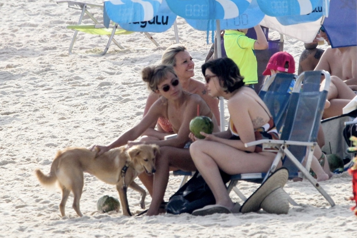 Tainá Müller e Poli Pieratti curtem dia de praia no Rio
