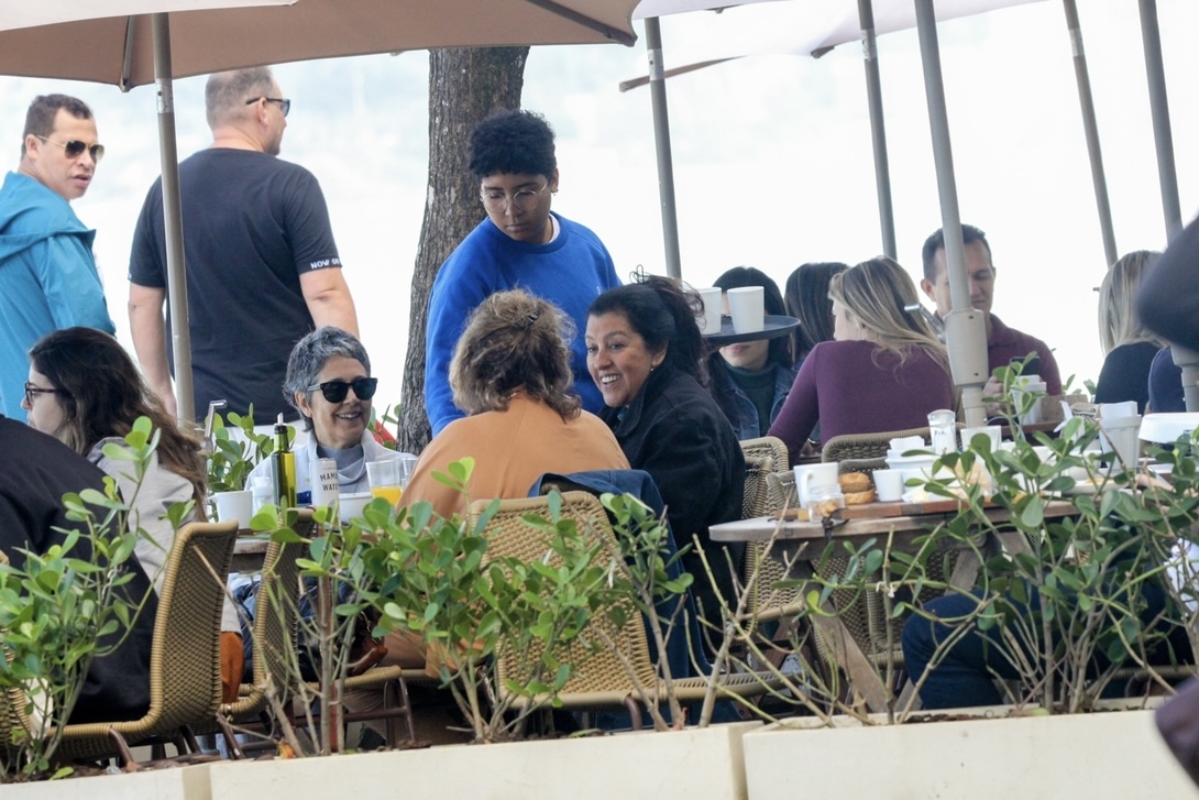 Regina Casé almoça em restaurante de hotel em Ipanema