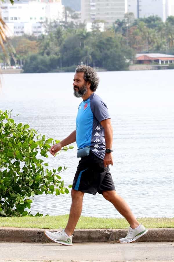 Marco Palmeira aproveita dia ensolarado para caminhar no Rio (Foto: JC Pereira/ AGNEWS)