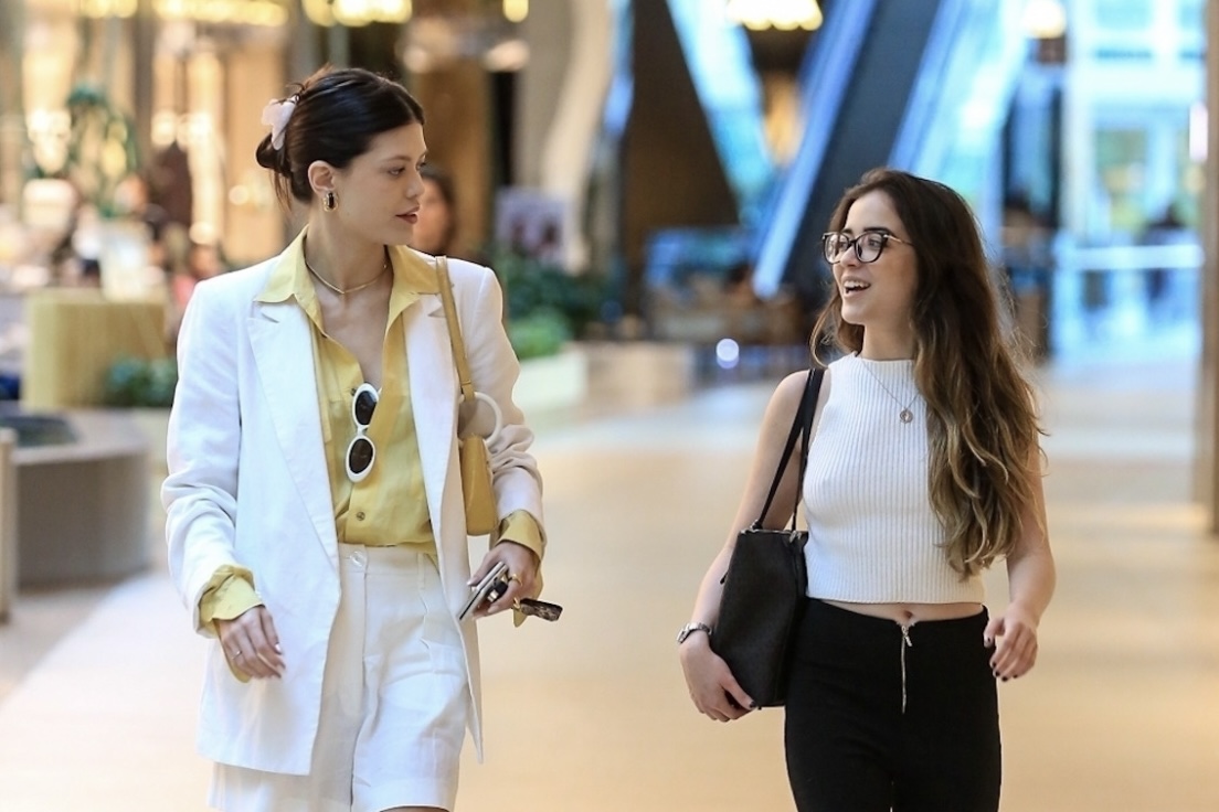 Vitória Strada e Ana Rita Cerqueira passeiam em shopping da Barra da Tijuca