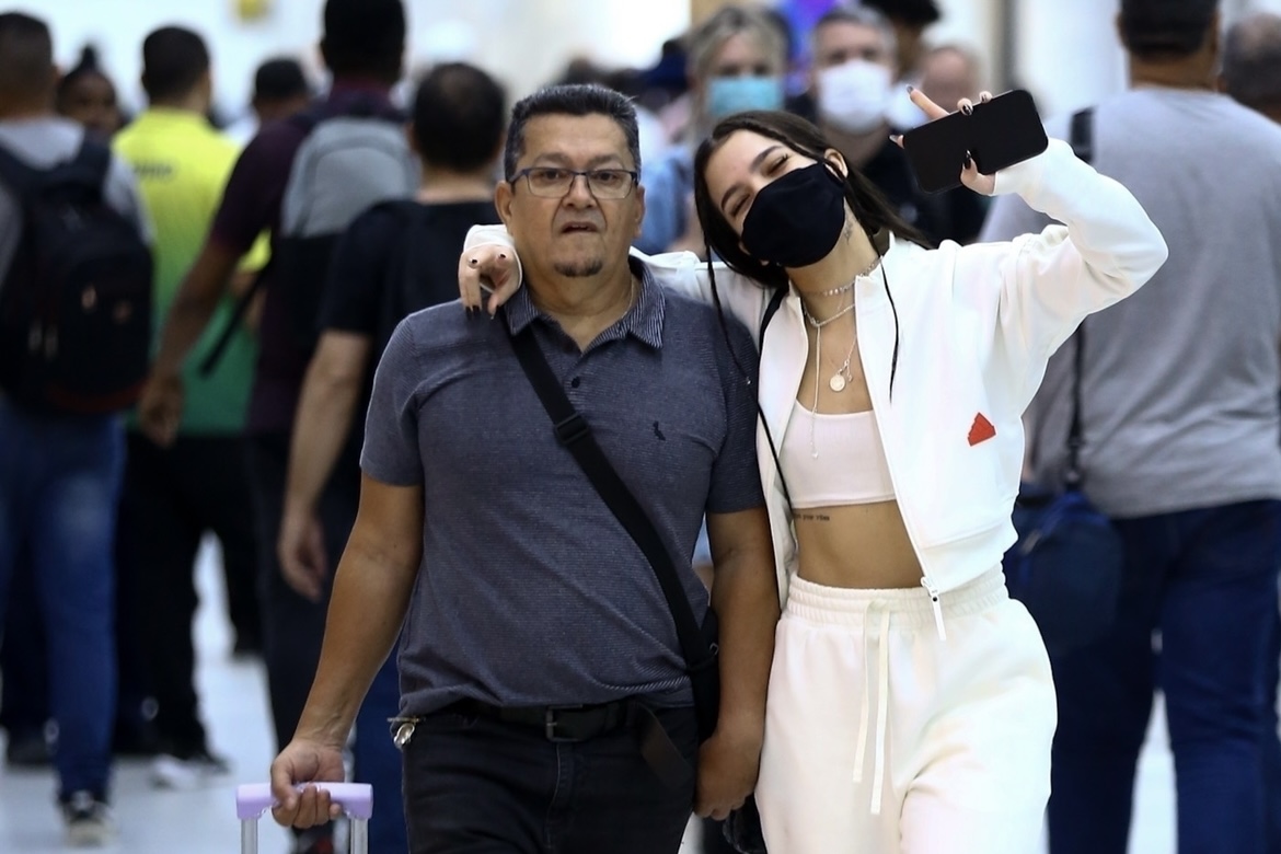 Mel Maia posa com o pai após desembarcar em aeroporto do Rio