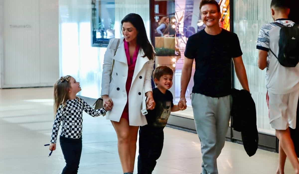 Michel Teló e Thaís Fersoza passeiam em shopping com os filhos