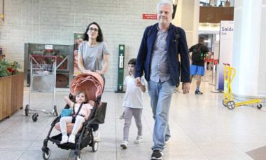 Pedro Bial é fotografado com a família em aeroporto do Rio