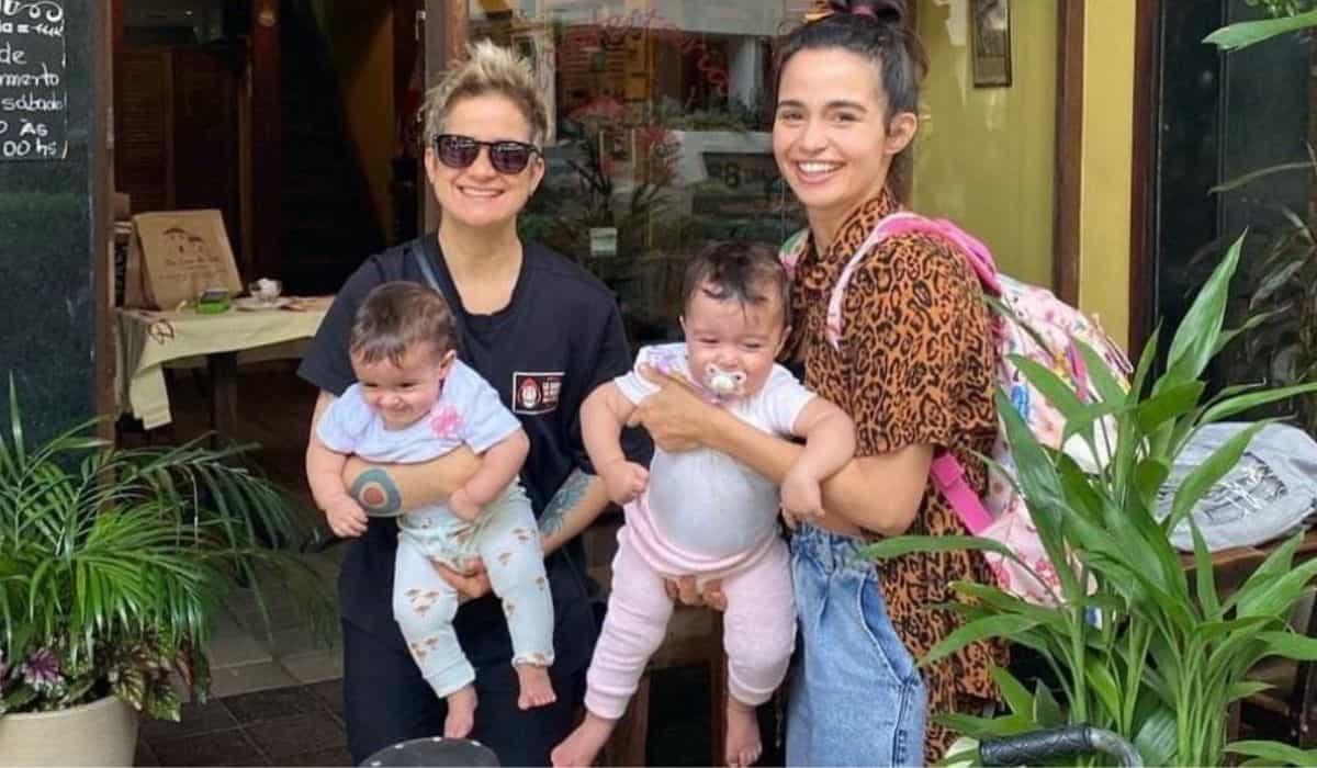Nanda Costa e Lan Lahn posam com os filhas gêmeas: 'família'