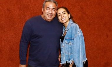 No dia do pais, Anitta vai com o pai em show de Rafael Portugal