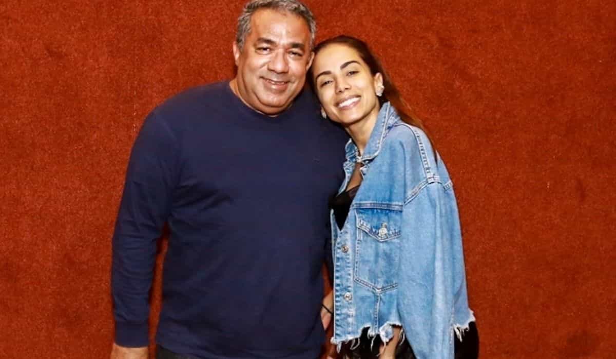No dia do pais, Anitta vai com o pai em show de Rafael Portugal