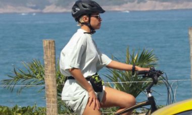 Bruna Linzmeyer curte dia de sol para andar de bike em Ipanema