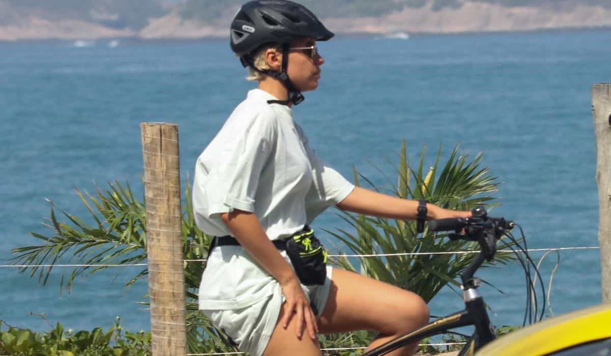 Bruna Linzmeyer curte dia de sol para andar de bike em Ipanema