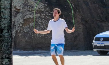 Felipe Dylon faz exercícios ao ar livre na praia de Ipanema
