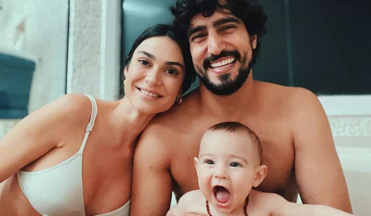 Thaila Ayala posa com Renato Góes e filho na banheira: 'família'