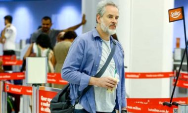 Dan Stulbach é flagrado embarcando em aeroporto do Rio