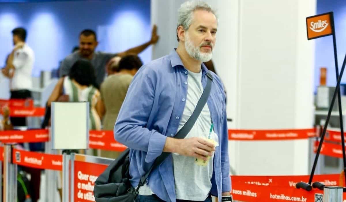 Dan Stulbach é flagrado embarcando em aeroporto do Rio