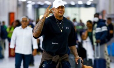 Léo Santana é visto desembarcando em aeroporto do Rio