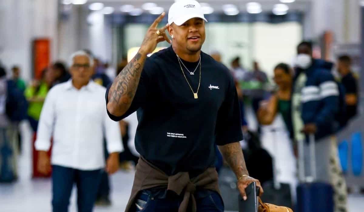 Léo Santana é visto desembarcando em aeroporto do Rio