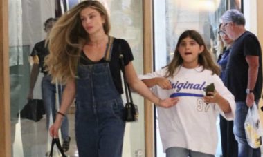 Grazi Massafera passeia com a filha por shopping do Rio