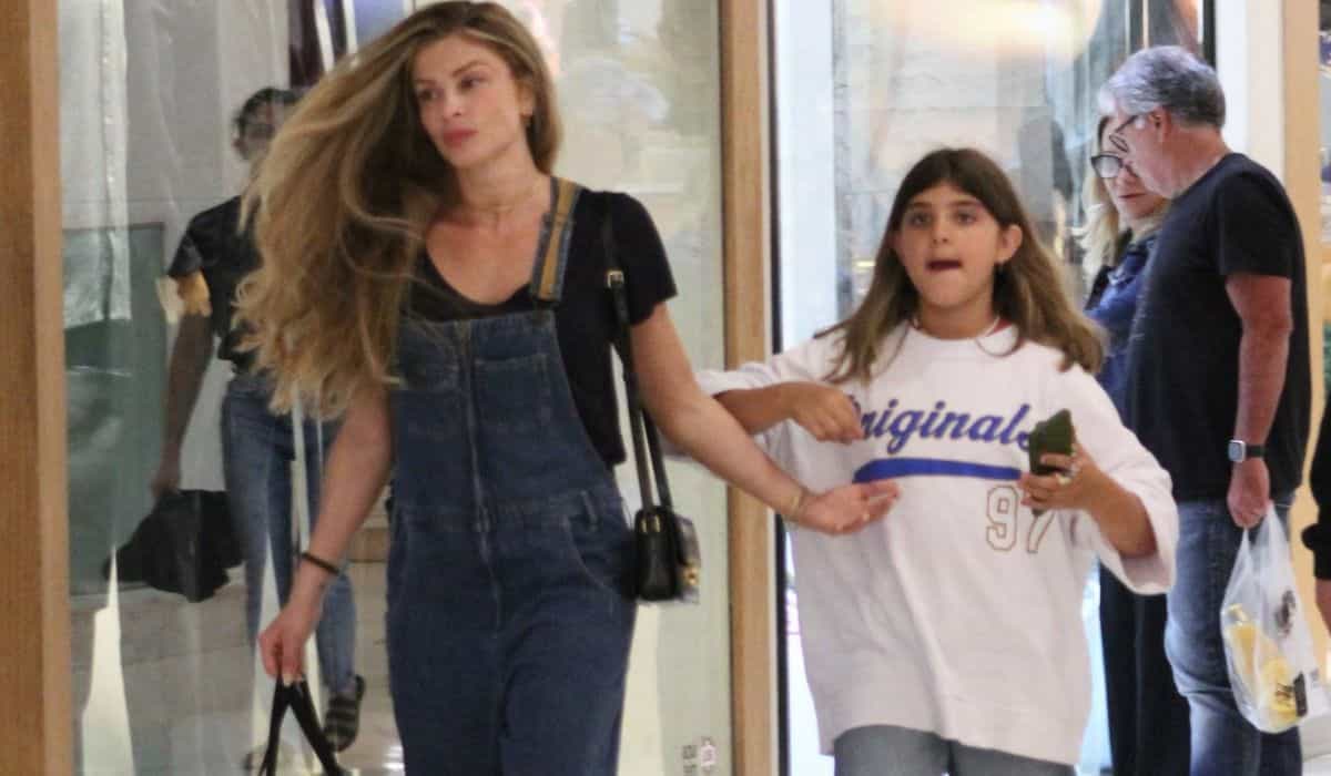 Grazi Massafera passeia com a filha por shopping do Rio