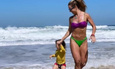 Dany Bananinha celebra aniversário com a filha na praia: 'que dia!'