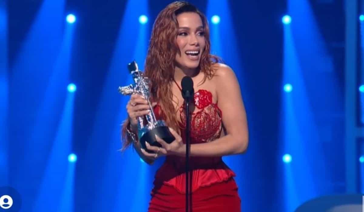 Anitta faz história ao ser a 1ª brasileira a ganhar prêmio no VMA