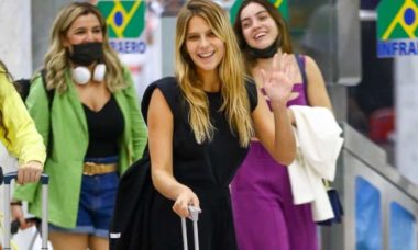 Isabella Santoni é fotografada em aeroporto do Rio