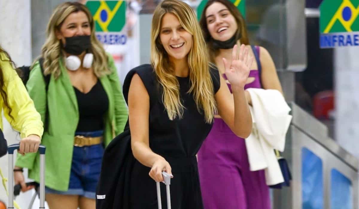 Isabella Santoni é fotografada em aeroporto do Rio