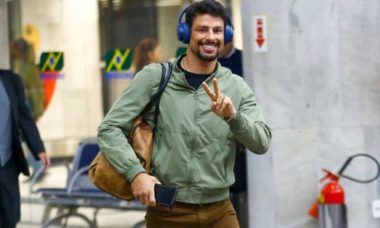 Após ida à SP, Cauã Reymond desembarca em aeroporto do Rio