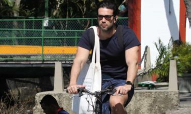 Sérgio Marone curte passeio de bike por lagoa Rodrigo de Freitas