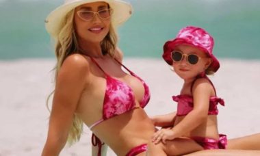 Ana Paula Siebert posa combinando biquíni com a filha na praia