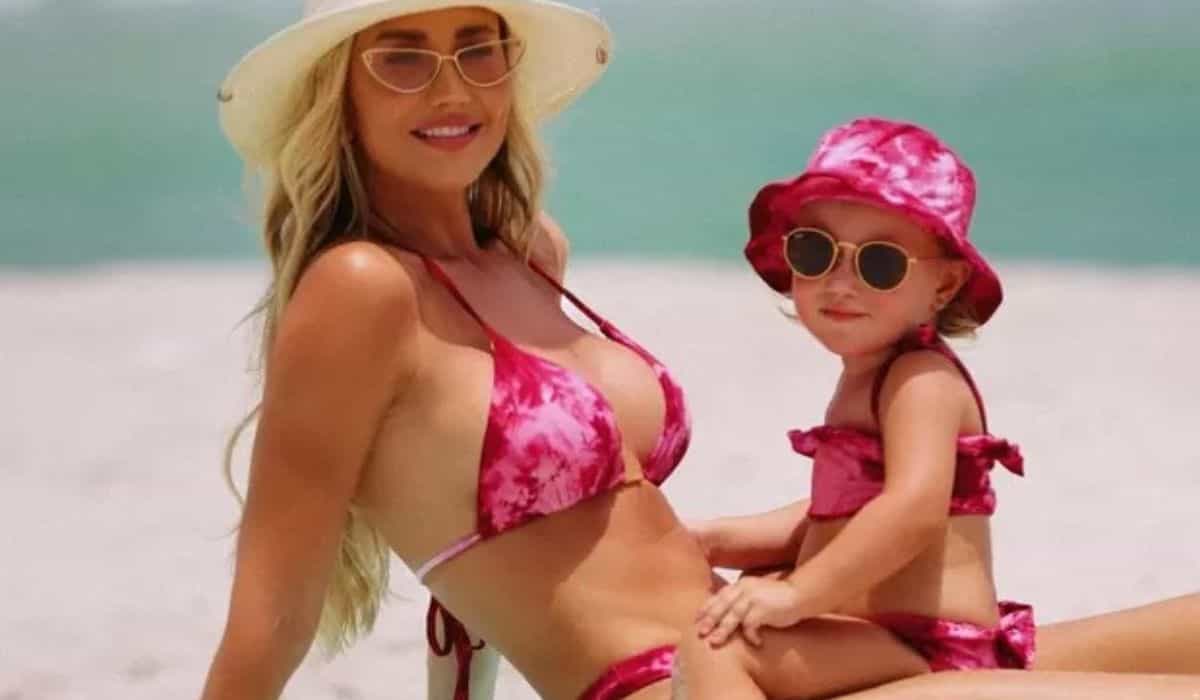Ana Paula Siebert posa combinando biquíni com a filha na praia