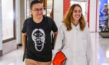 Maria Gadú passeia com a namorada por shopping do Rio