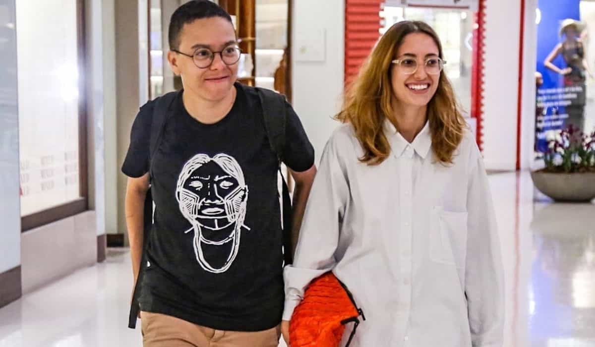 Maria Gadú passeia com a namorada por shopping do Rio