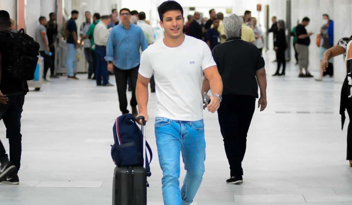 Ricky Tavares é fotografado desembarcando em aeroporto do Rio