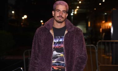 Enzo Celulari surge de cabelo lilás em show de Demi Lovato