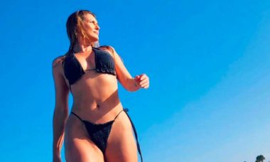 Lívia Andrade ostenta seu bumbum avantajado em praia da Flórida. Foto: Reprodução Instagram