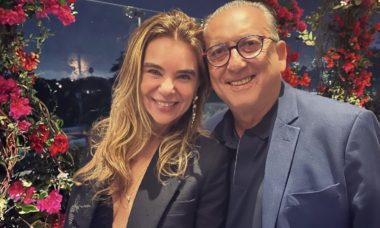 Galvão Bueno celebra aniversário da esposa: "Minha princesa"