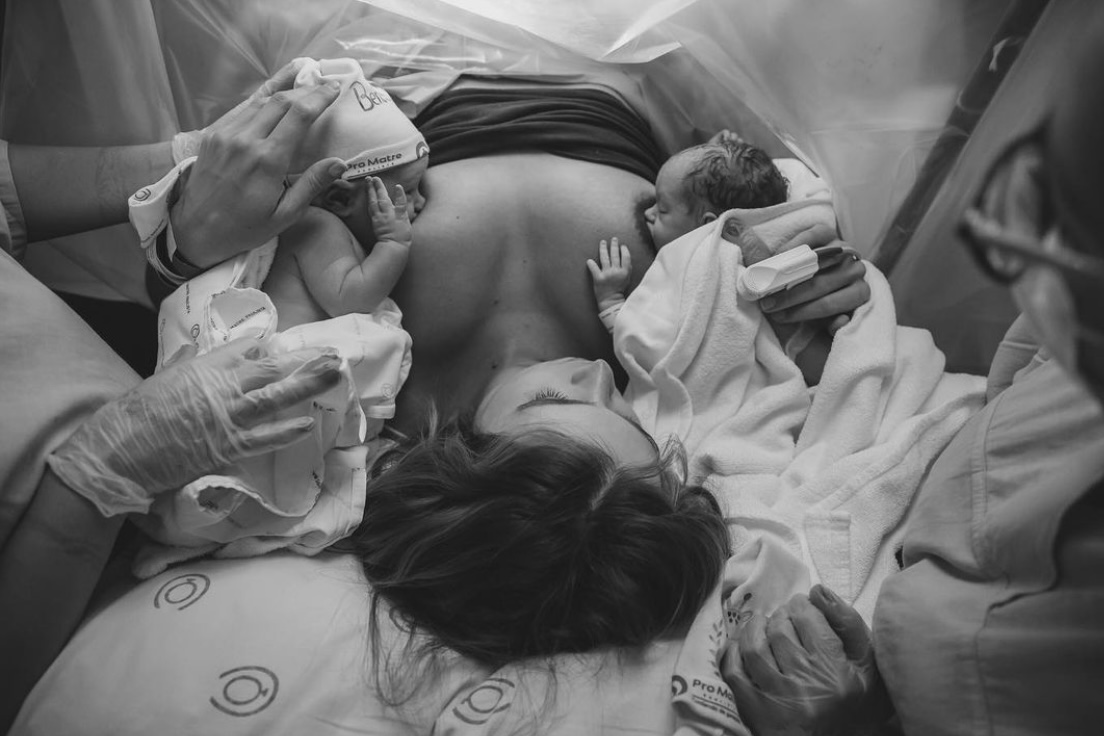 Isabella Scherer posta cliques do parto dos filhos: "Que dia especial"